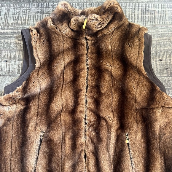 St. John faux fur vest size L large in brown GUC - Picture 3 of 12